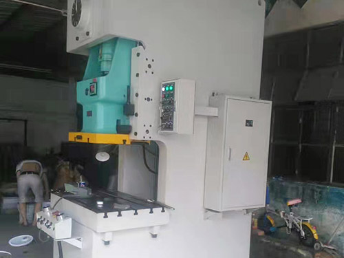 四柱壓（yā）力（lì）機需要定期（qī）保養